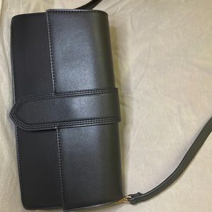 Cute purse. Can be cross body or shoulder style.